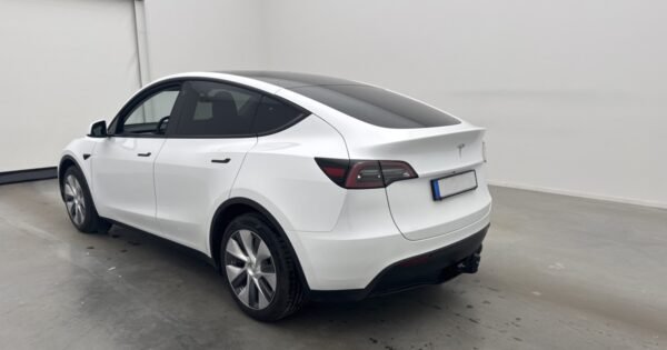 Tesla Model Y Standard Range - Image 6