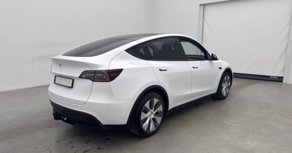 Tesla Model Y Standard Range - Image 4