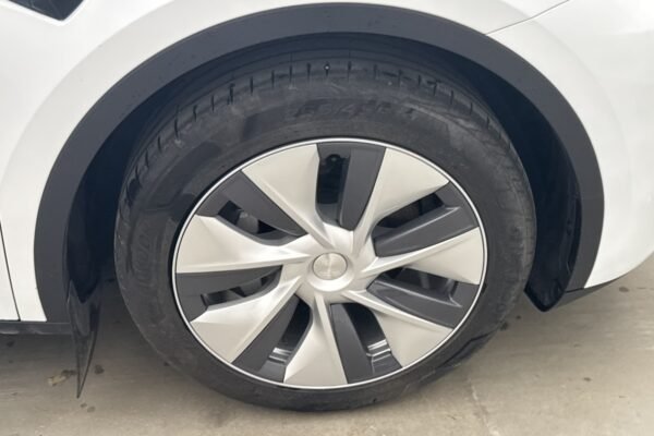 Tesla Model Y Standard Range - Image 9