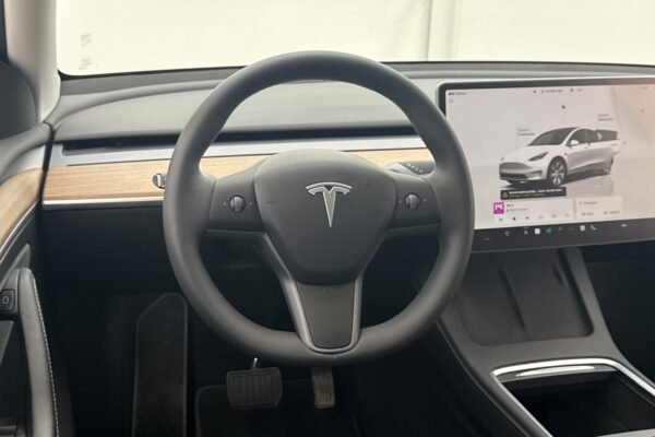 Tesla Model Y Standard Range - Image 7
