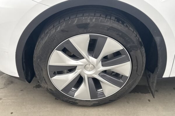 Tesla Model Y Standard Range - Image 8