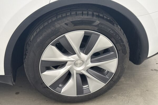 Tesla Model Y Standard Range - Image 11