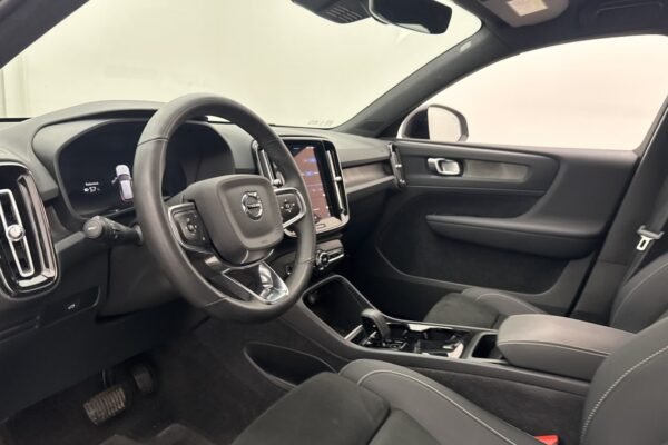 Volvo XC40 Recharge Twin Plus AWD - Image 2