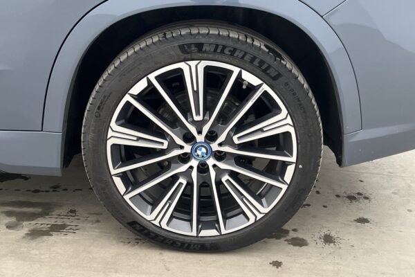 BMW iX1 xDrive30 - Image 11